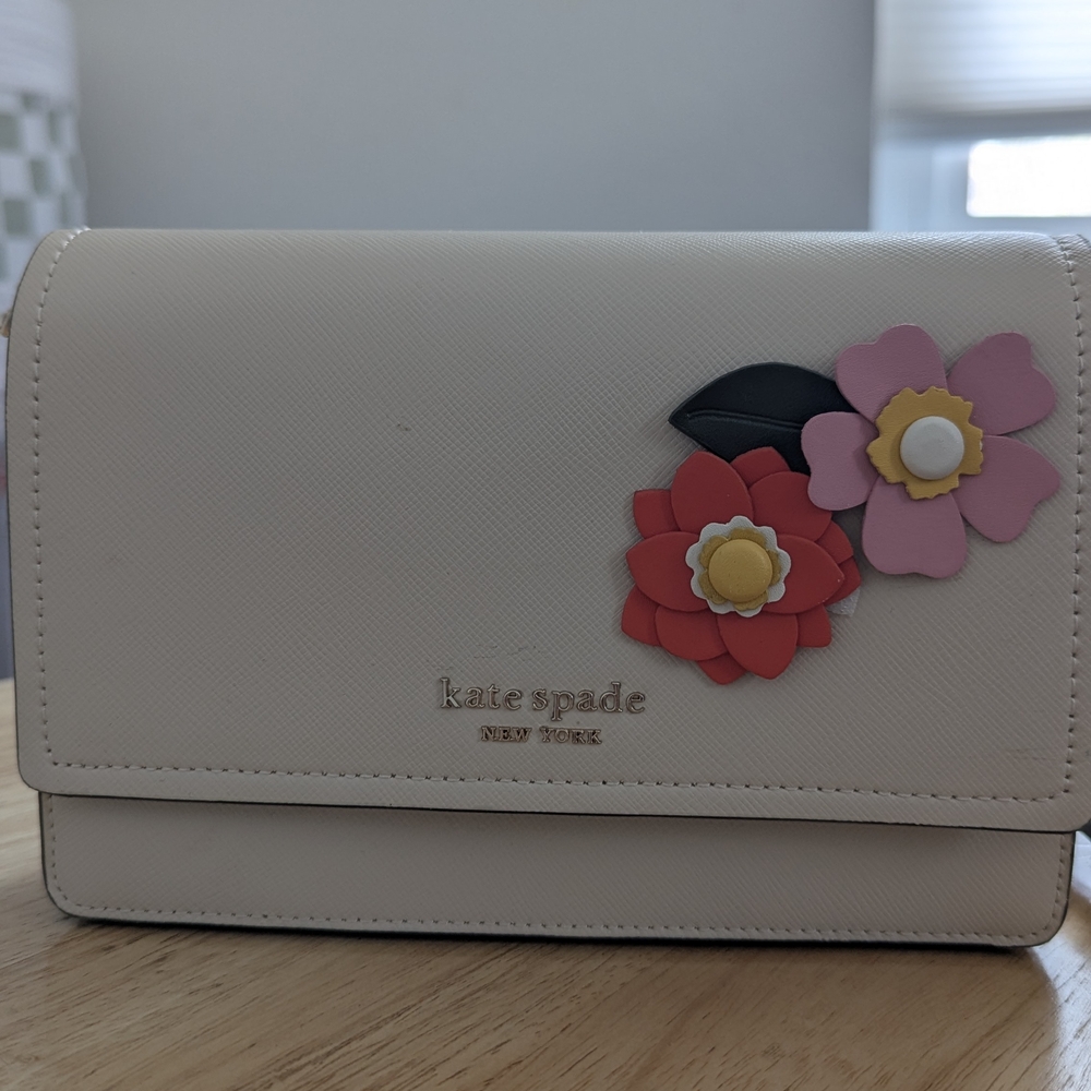 Kate Spade Beige Crossbody Bag with Floral Design - Picture 2 of 5